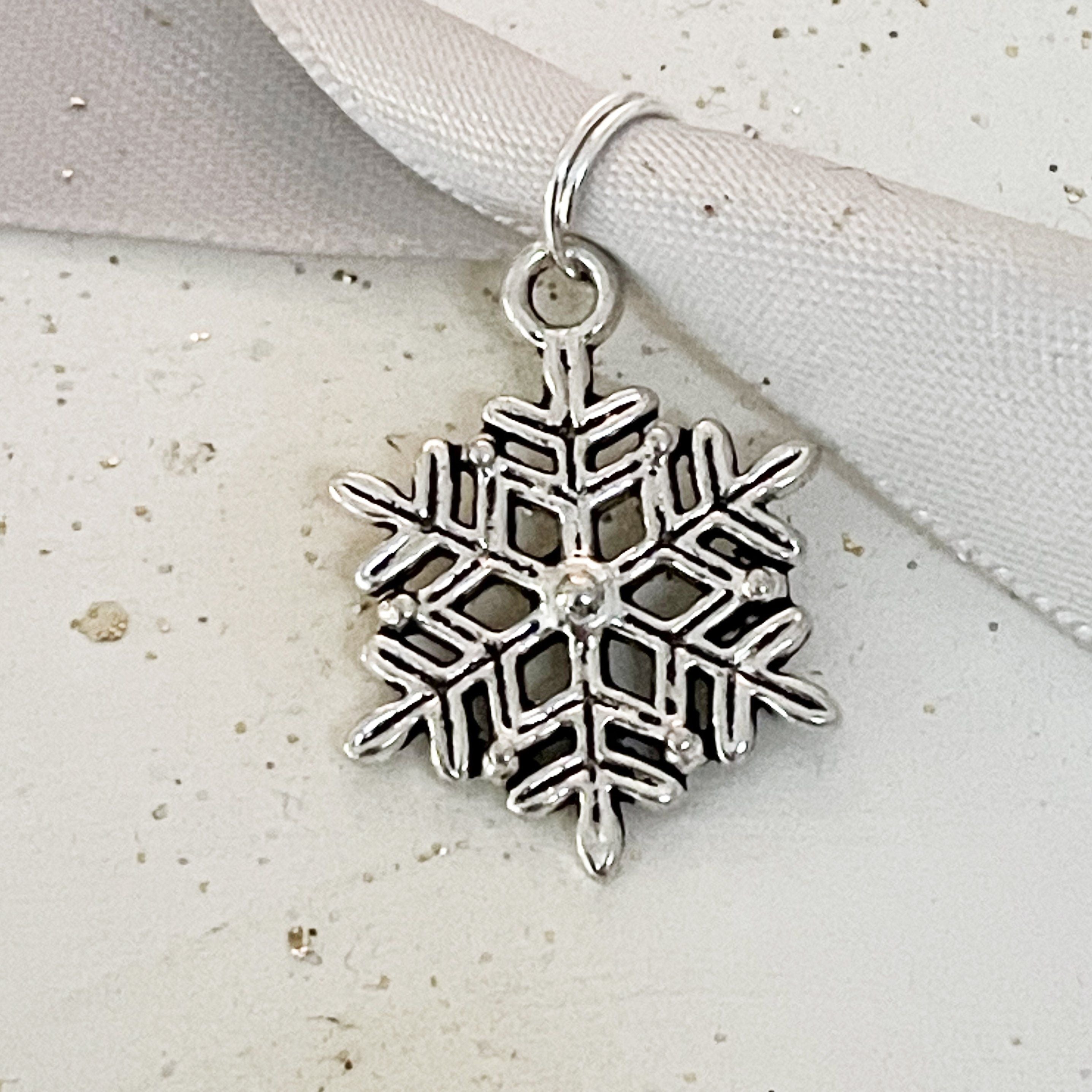 Opening Christmas Trinket Bauble with snowflake
